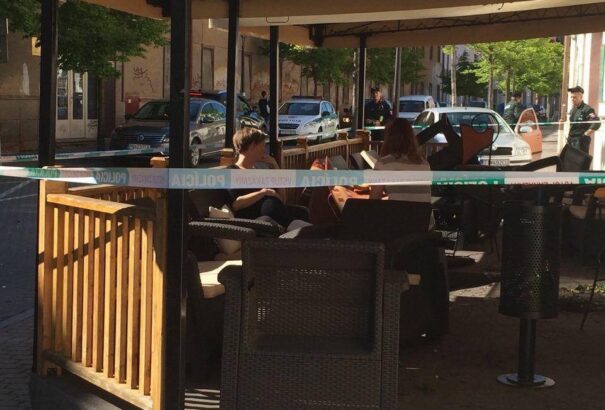 Szélsőségesek szétverték az OĽaNO-NOVA politikusának kávézóját