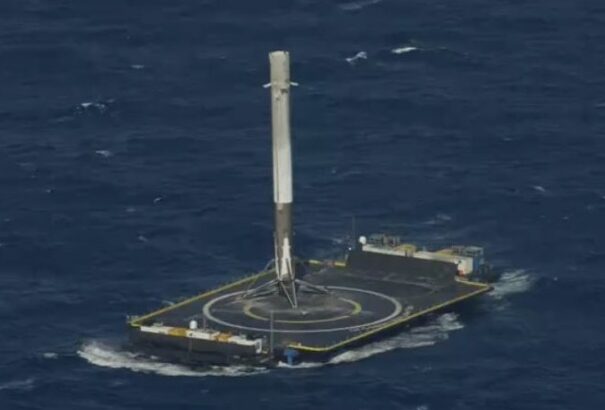 Történelmet írt a SpaceX – sikeresen landolt az óceánon