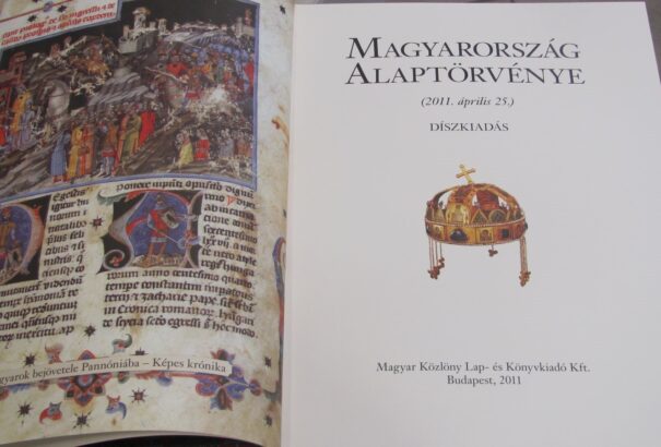 Az öt éve kihirdetett alaptörvényre emlékezik Magyarország