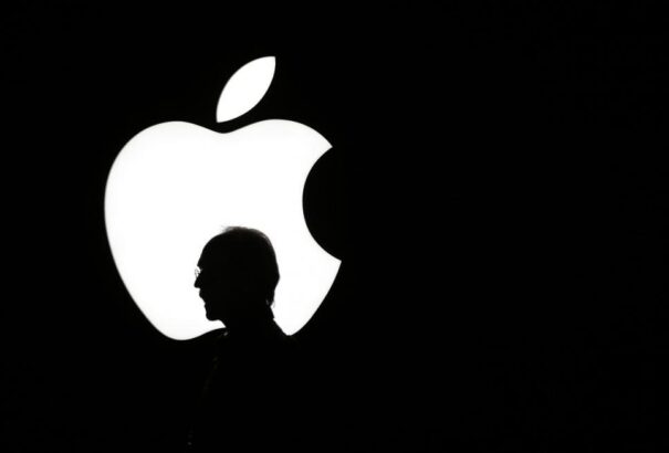 Már a nyolcadik bírósági pert varrták a Apple nyakába lassuló telefonjaik miatt