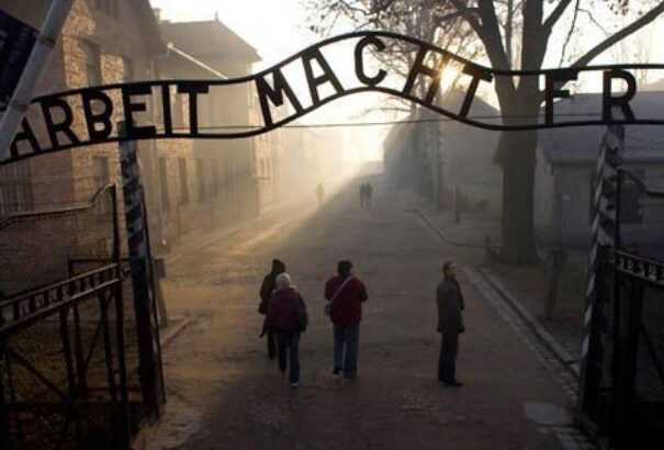 Simon kötelezővé tenné a középiskolások számára a koncentrációs táborok látogatását