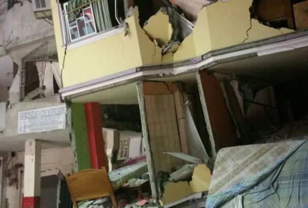 Erős földrengés volt Ecuador parjainál. Legalább 77 halott (videó)