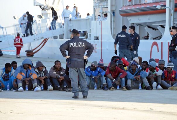 300 migránst mentett ki az olasz partiőrség egy hajóról. Startol az olasz migrációs útvonal?