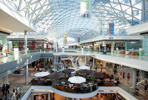 Az SNS bevezetné a vasárnapi boltzárat – az ellenzék ellenzi az ötletet