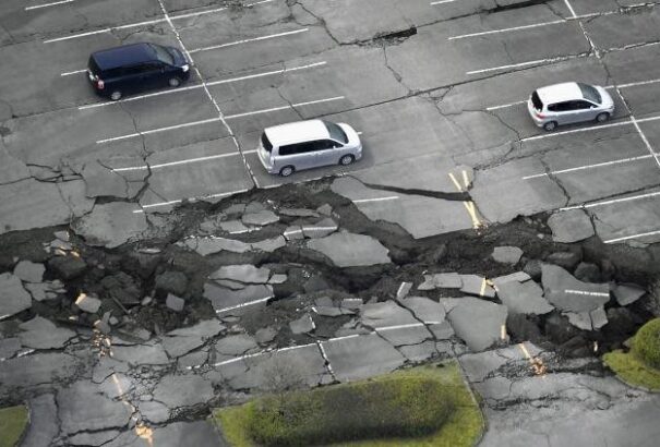 Földcsuszamlások, összedőlt hidak és épületek, áram- és vízhiány Japánban a földrengés után