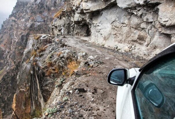 Szirtek és tátongó szakadékok között: így néz ki a világ egyik legveszélyesebb közútja