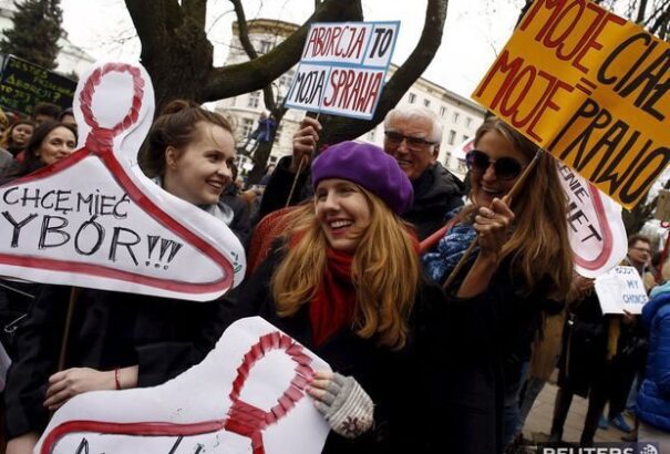 Lengyelország: Tüntetés az abortusz mellett
