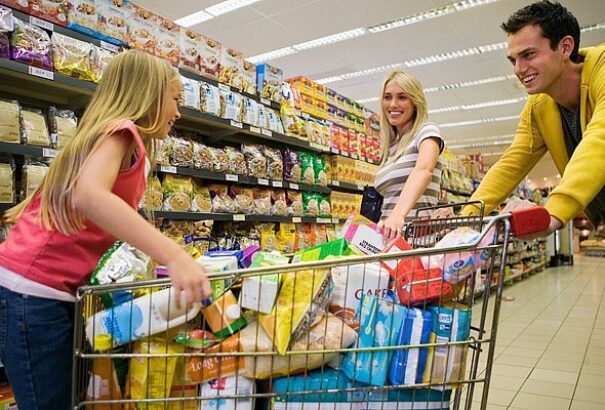 Több mint 3 órát kell dolgozunk egy hétvégi bevásárlásért