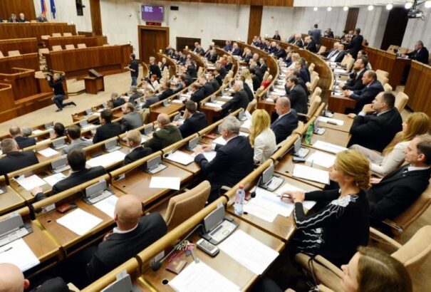 A kormányprogram vitája tovább húzódik