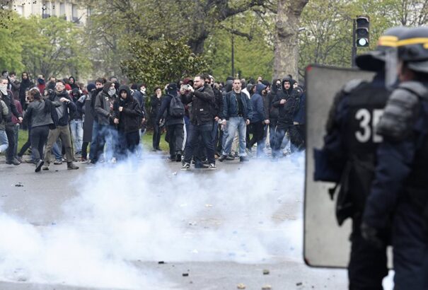 Az alkotmány segítségével kerülné meg a francia a kormány a parlamentet
