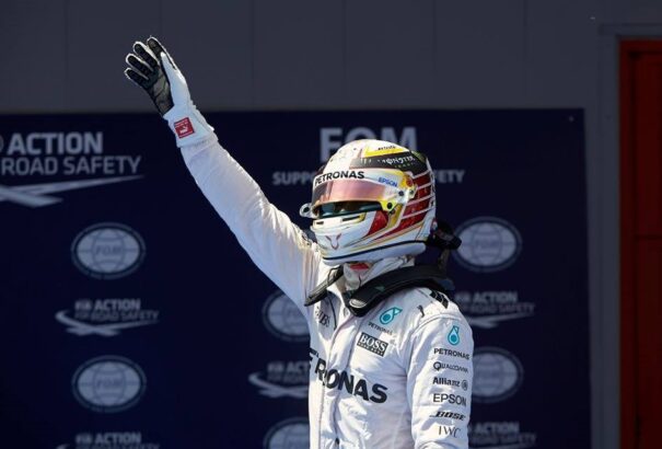 Spanyol Nagydíj: Óriási csatában Hamiltoné a pole