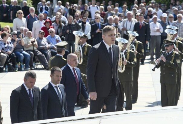 A kormányfő is koszorúzott a Slavínnál