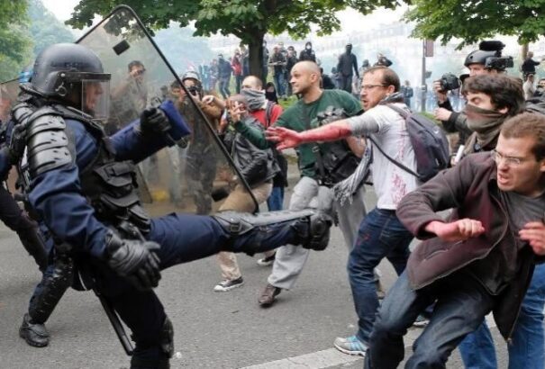 Franciaország lángokban: ádáz küzdelem folyik a munkajogokért