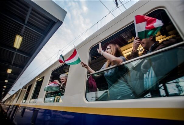 Elindult a Boldogasszony zarándokvonat a csíksomlyói búcsúba