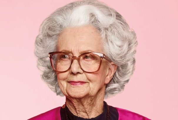 100 éves a Vogue. 100 éves modellel jelenik meg a címlapon