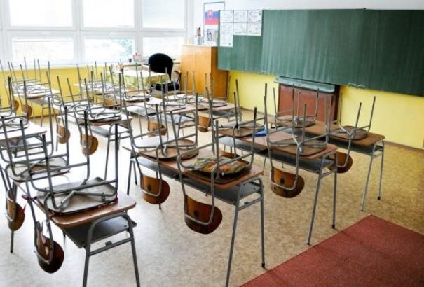 Kisiskolák helyén pártszékházak?