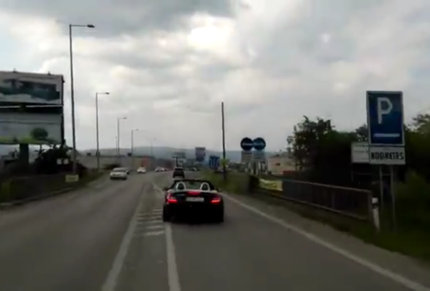 Egy sofőr, aki szándékosan nem ad előnyt a mentőautónak (videó)