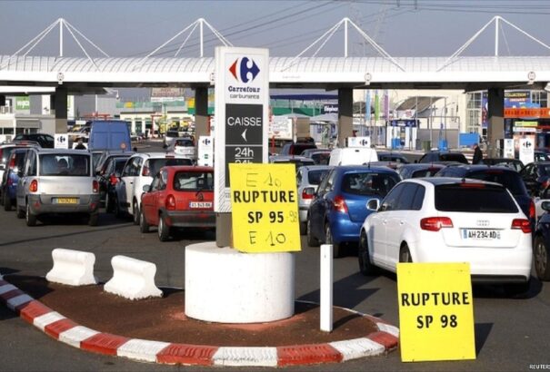Már csak a stratégiai tartalékokból van benzin Franciaországban