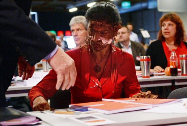 Tortát vágtak egy migráns-ellenes német politikusnő arcába (videó)