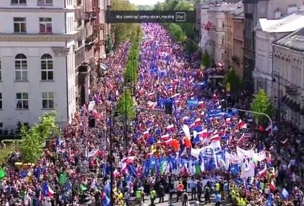 Óriási tömegtüntetés zajlik Lengyelországban