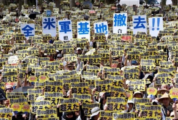 Tízezrek tüntettek az amerikai légibázis ellen
