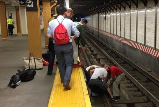 Hétköznapi hősöket ünnepel a világháló (Videó)