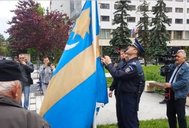 A román rendőrség elkobozta a Csíkszeredán felvont székely zászlót