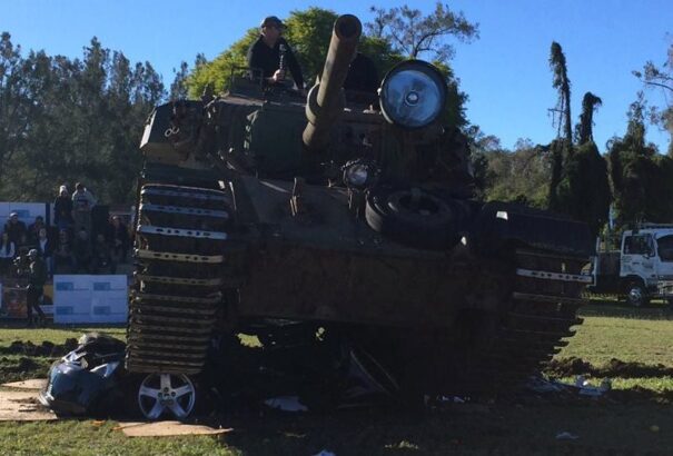 Tankkal hajtott keresztül az autón