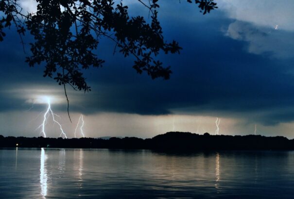 Tragédia: Viharba került a tavon a turistacsoport