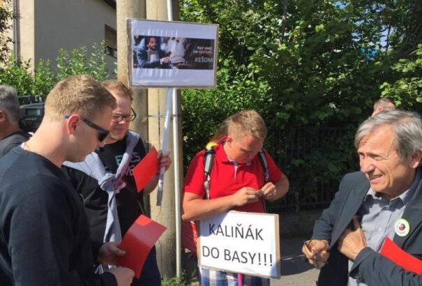 Végetért a tüntetés Fico lakásánál. Ezrek skandálták: Mondjon le!