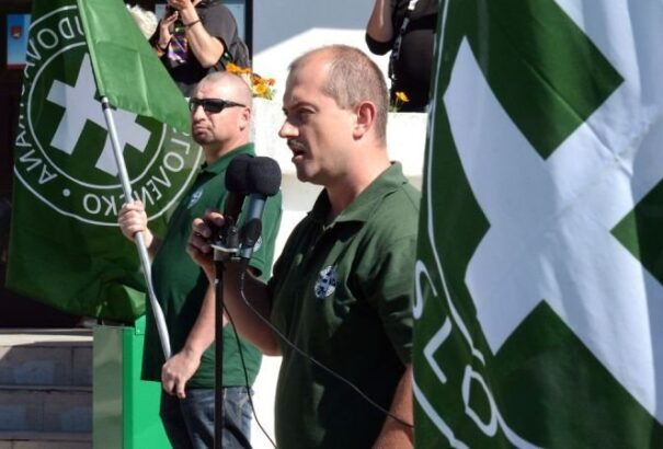 Auschwitzba látogatnak az ĽSNS-sisakban játszó ifihokisok