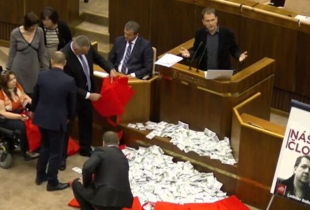 Rendkívüli ülés: Matovičék 12 milliót borítottak ki a plénum elé (videó)