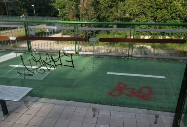 Már a graffitisek is felfedezték a felújított Öreg hidat (galéria)