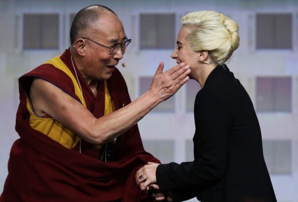 Kína betiltotta Lady Gaga zenéjét. A dalai láma miatt