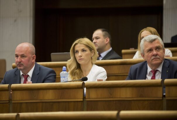 Kollár kirakta pártja három képviselőjét