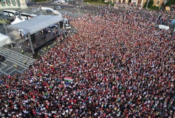 Tízezrek ünnepelték a magyar focistákat a Hősök terén. Képek