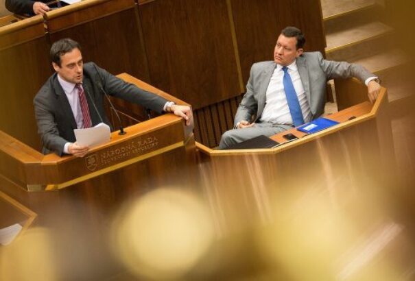 15 órát vallatták Rajtár kiváncsiskodó asszisztensét