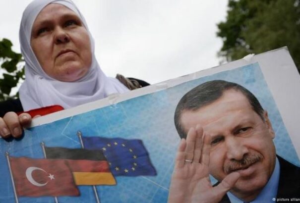 Ezrek tüntetnek Erdogan mellett Kölnben