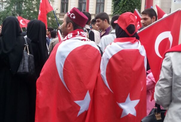 Európai multikulturalitás a gyakorlatban: bécsi török tüntetés Erdoğanért
