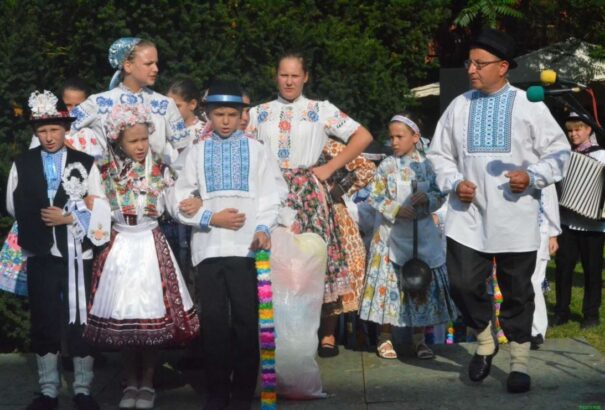 Gyermeklakodalom és esküvő a losonci Nógrádi Galéria és Múzeum udvarán