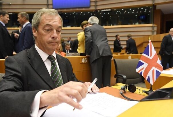 Lemondott a brit euroszkeptikus párt elnöke, Nigel Farage