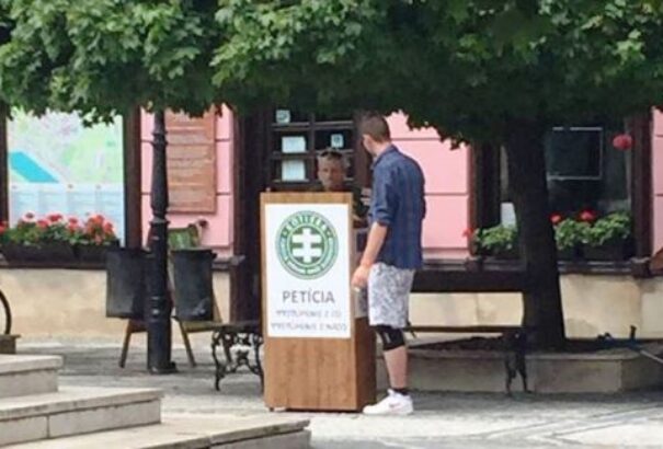 Kotleba pártja Komáromban petíciózik