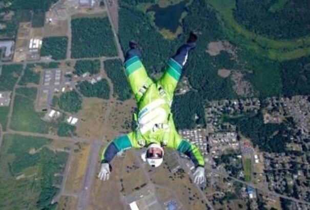 Halálugrás ejtőernyő nélkül, 7620 méter magasból – Videó