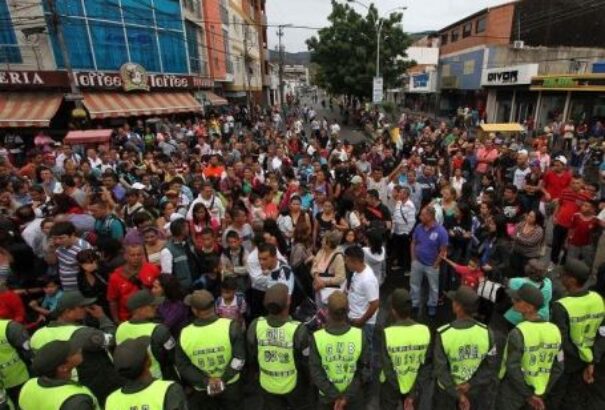 Kolumbiában kénytelenek gyógyszert és élelmiszert vásárolni a venezuelaiak