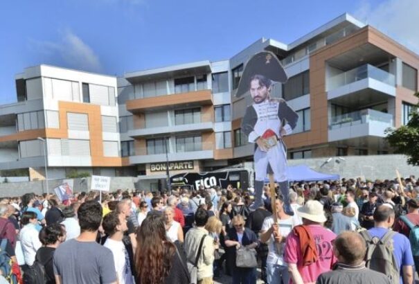 Megkezdődött az 5. ellenzéki tüntetés: 500 fős tömeg a Bonaparte előtt