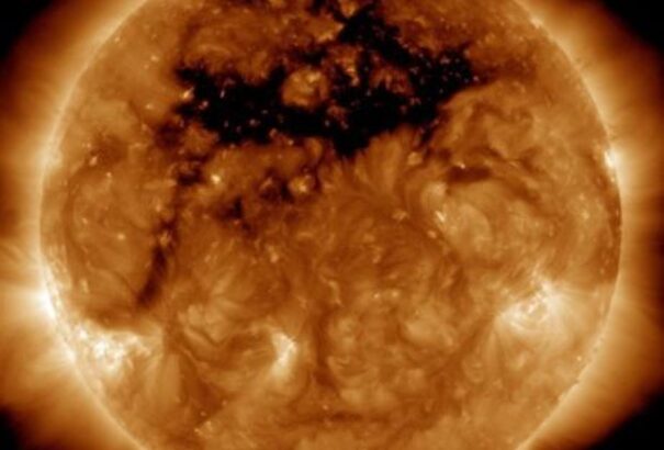 Hatalmas sötét folt látható a Nap felszínén