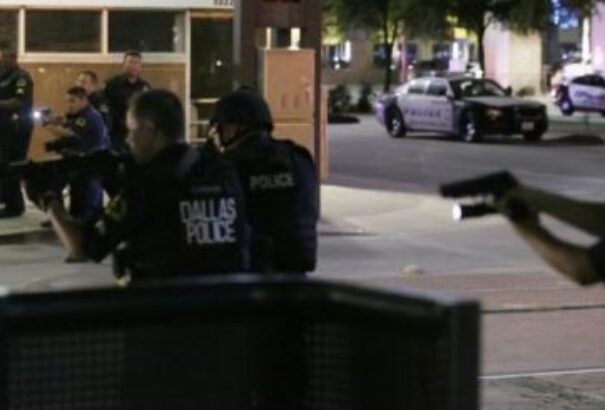 Káosz Dallasban: négy rendőrt lelőttek, hetet megsebesítettek