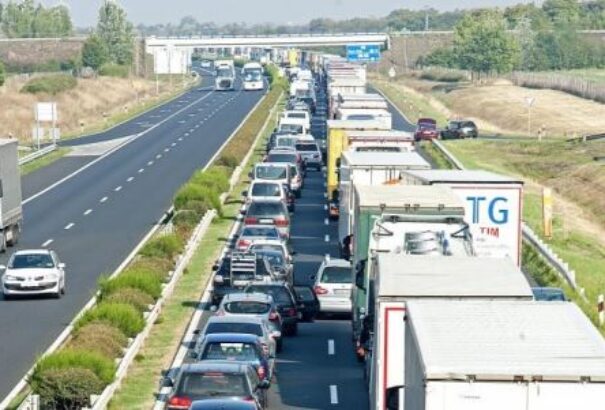 Óriási dugók az osztrák és a német sztrádákon. Délután jön a csúcs