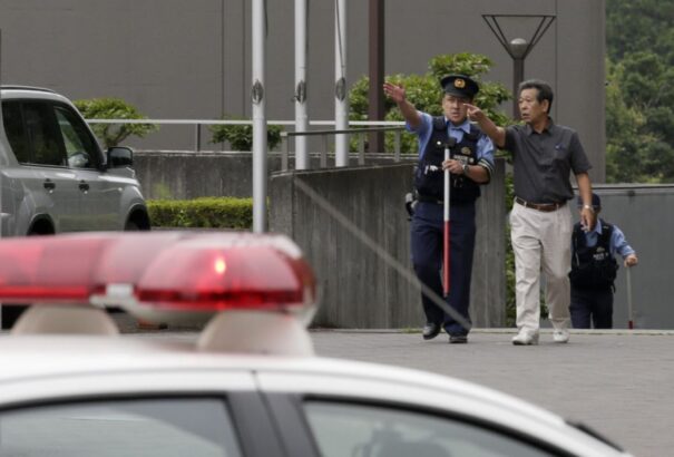 Tizenkilenc embert késelt halálra egy ámokfutó Japánban