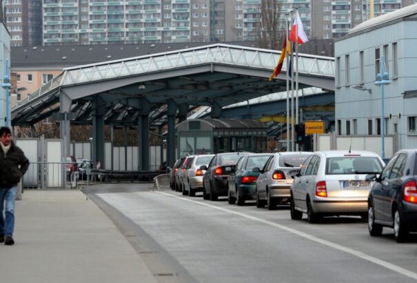 A lengyelek hétfőtől visszaállítják a határellenőrzést